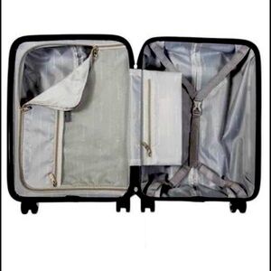 28 inch air Canada luggage expandable, new in box. Best quality, spinner